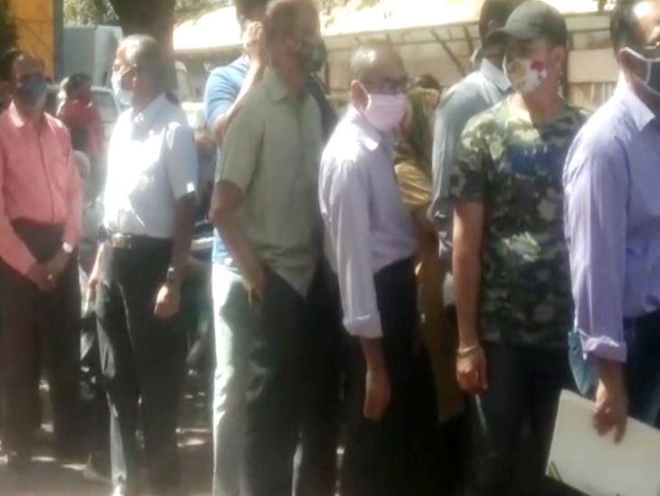 वर्मा यूनियन के बाहर लंबी कतार देखने को मिली।