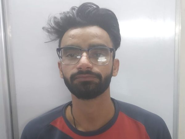 राजस्थान के जालौर में रहने वाले आरिफ पर आयशा को खुदकुशी के लिए उकसाने का आरोप है। उसे सोमवार रात पाली से गुजरात पुलिस ने गिरफ्तार कर लिया।