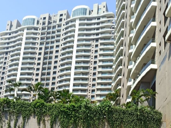 इनकम टैक्स डिपार्टमेंट की टीम ने ओशिवारा के विंडर वेयर अपार्टमेंट में छापा मारा। यहां अनुराग कश्यप का फ्लैट है।