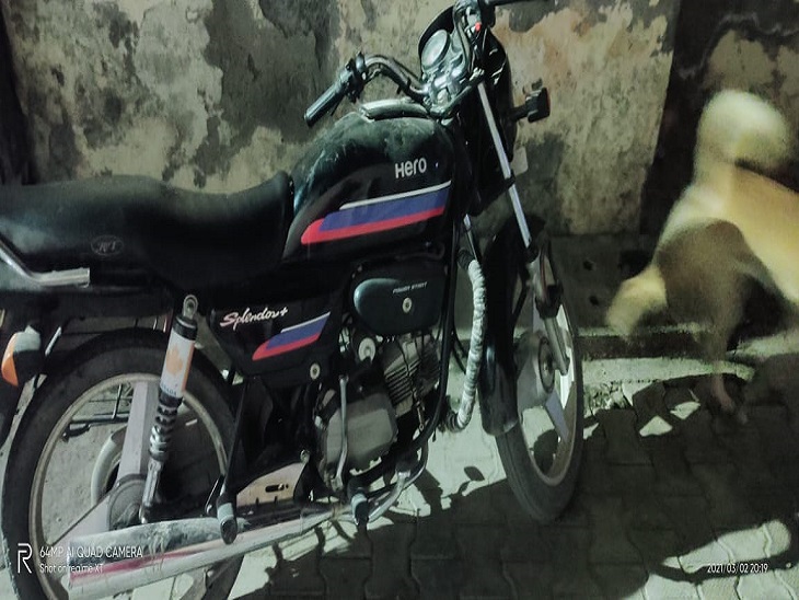 चाेरों द्वारा छोड़ी गई बाइक।