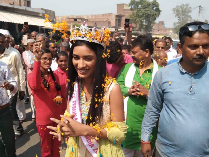 मान्या सिंह का पुष्पवर्षा से हुआ स्वागत।