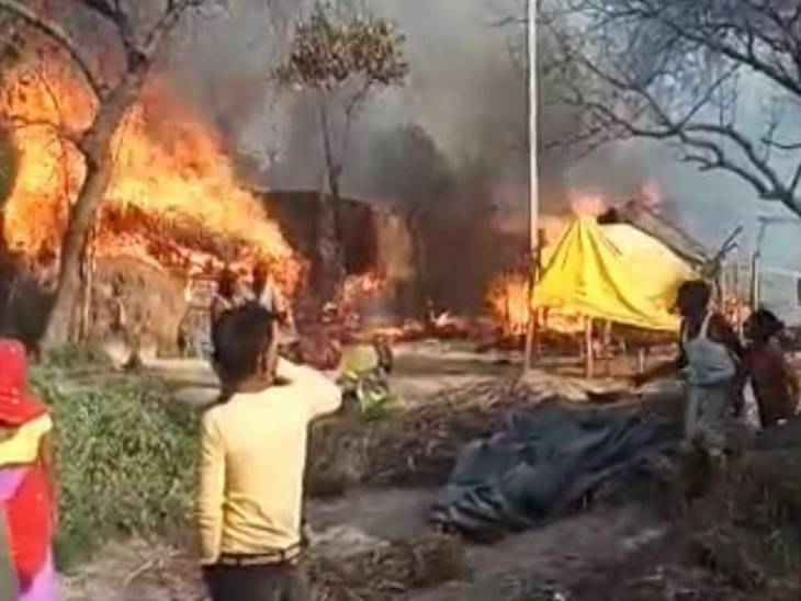 लोगों की आँखों के सामने उनकी गृहस्थी जलकर जला हुई।