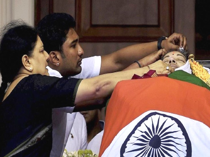 दिसंबर 2016 में जयललिता के निधन के बाद शशिकला AIADMK की महासचिव चुनी गई थीं।