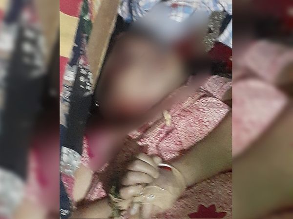 घर में महिला का पड़ा शव, ज्यादा खून बहने से हुई मौत।