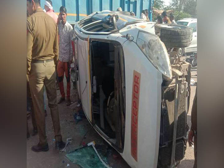 घटनास्थल पर पलटी ट्रैफिक पुलिस की गाड़ी, जिसकी चपेट में आकर बाइक सवार परिवार हादसे का शिकार हुआ है।