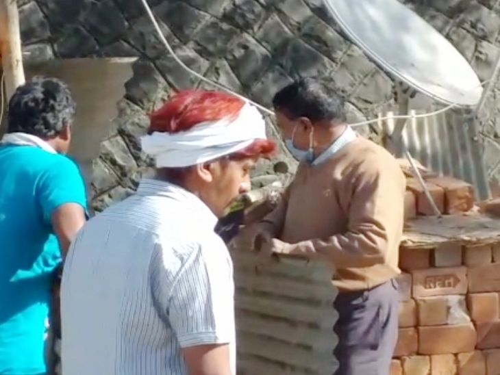 बाउंड्रीवॉल के सहारे से खड़ी कर ली थी दुकान।