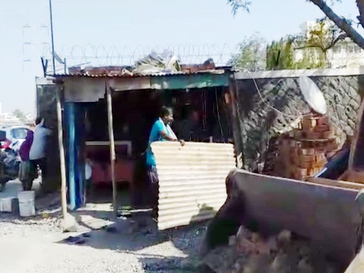 लोगों ने सड़क पर ही पूरी गृहस्थी खड़ी कर ली थी।