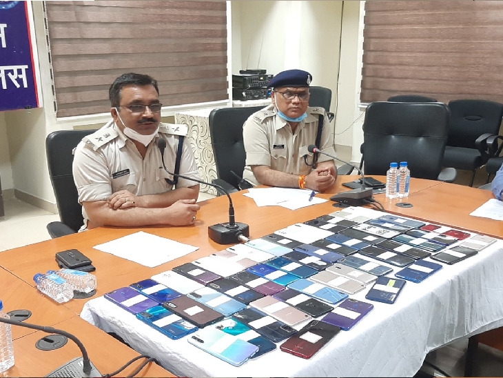 गुम मोबाइल के बरामदगी की जानकारी देते एसपी सत्येंद्र कुमार शुक्ल व एएसपी अमरेंद्र सिंह
