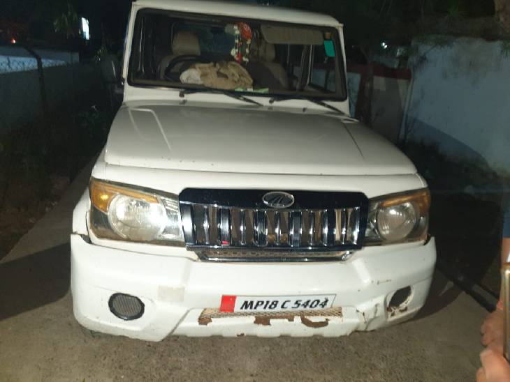 तस्करों की बोलेरो बेलखाड़ू में बच जाती है।