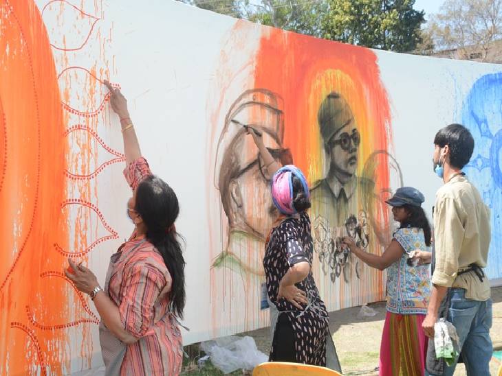 नेताजी सुभाष चंद्र बोस के विविध स्वरूप को जीवंत कर रहे कलाकार।