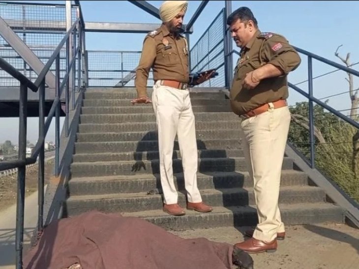 मनप्रीत कौर के शव को कब्जे में लेने की कार्रवाई करती पुलिस।