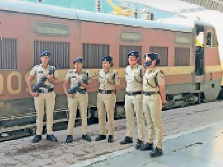 For the first time on Women's Day, the command of the passenger train