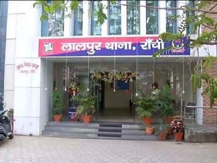 पत्थर से कूच कर मार डाला, फिर शव के पास ही बैठा रहा; घटना के दौरान घर में  सोते रहे पिता | ranchi news update; brother killed his sister in ranchi,  areested -