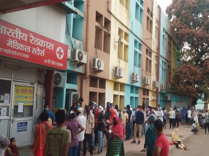 Chhattisgarh Coronavirus; Raipur News | Shortage Of Remdesivir Drug  Ventilators Beds, Oxygen In District Hospitals | 24 घंटे खुलने का दावा करने  वाली दवा दुकान बंद; बाहर खड़े मरीज के परिजन ...