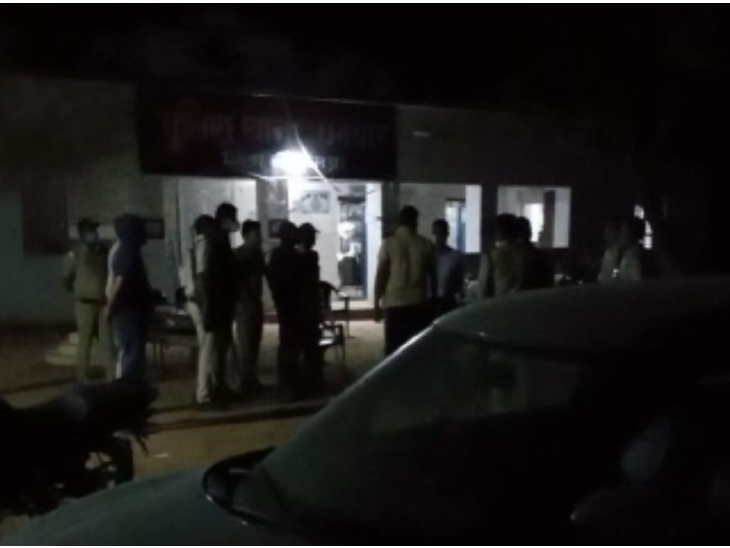 आधी रात एसपी पहुंचे पनवार थाना, घायल थाना प्रभारी और दोनों आरक्षकों को  प्रयागराज रेफर किया | Panwar police station reached midnight SP, injured  police station in-charge and two ...