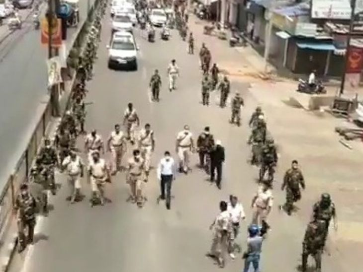 सड़कों पर सिपाहियों का पहरा, बेवजह घूमने वालों को टोक रही है पुलिस; DC और  SSP कर रहे हैं फ्लैग मार्च | lockdown in Ranchi; DC and SSP are flagging  the march,