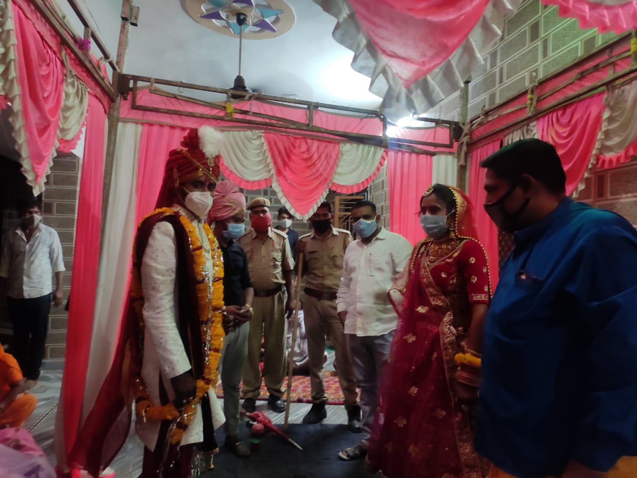 विवाह में भीड़ जुटने की आशंका थी, पुलिस और प्रशासन की टीम पहुंची, 1 घंटे में ही पूरी कराई सारी रस्में, दूल्हा-दुल्हन को आशीर्वाद दे किया ...