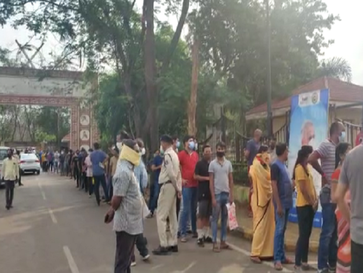 Crowd in vaccine centers in Chhattisgarh Problems people are facing 18 plus  vaccination | सुबह 5 बजे से लोग टीका लगवाने पहुंचे, हर केंद्र के बाहर 500  की भीड़; 2 घंटे बाद