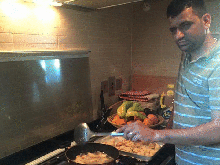 When the rumor spread, salt of 18-20 rupees started being sold for 100 rupees a kg; Chefs who have returned from abroad are now making Arabic dishes in the villages | अफवाह फैली तो 18-20 रुपए का नमक 100 रुपए किलो में बिकने लगा; विदेशों से लौटे शेफ अब गांवों में अरबी डिश बना रहे 3 हुक्मीचंद मेनारिया दुबई में शेफ थे। अब गांव में खेती कर रहे।