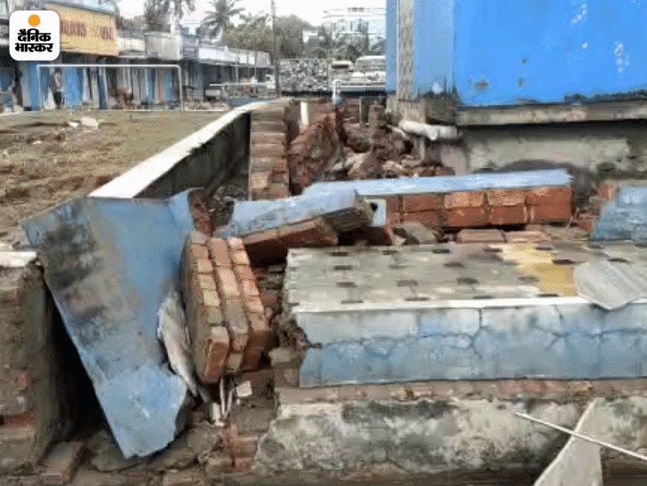 Photos । Yaas Cyclone । Destroys Many Part Of Digha । Howrah & East medinipur | तहस-नहस हुआ लाखों टूरिस्ट का पसंदीदा स्पॉट दीघा, 124 साल पुराने बेलूर मठ में घुसा नदी का पानी 3 ये फोटो दीघा टूरिस्ट स्पॉट दीघा में यास तूफान से बर्बाद हुई एक इमारत की है।