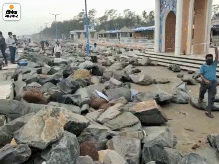 Photos । Yaas Cyclone । Destroys Many Part Of Digha । Howrah & East medinipur | तहस-नहस हुआ लाखों टूरिस्ट का पसंदीदा स्पॉट दीघा, 124 साल पुराने बेलूर मठ में घुसा नदी का पानी 4 ये दीघा का बीच है। तूफान आने से पहले तक ये बीच बेहद खूबसूरत हुआ करता था। समुद्र में आई ऊंची लहरों ने बीच के किनारे रखे भारी-भारी पत्थरों को दूर फेंक दिया है।