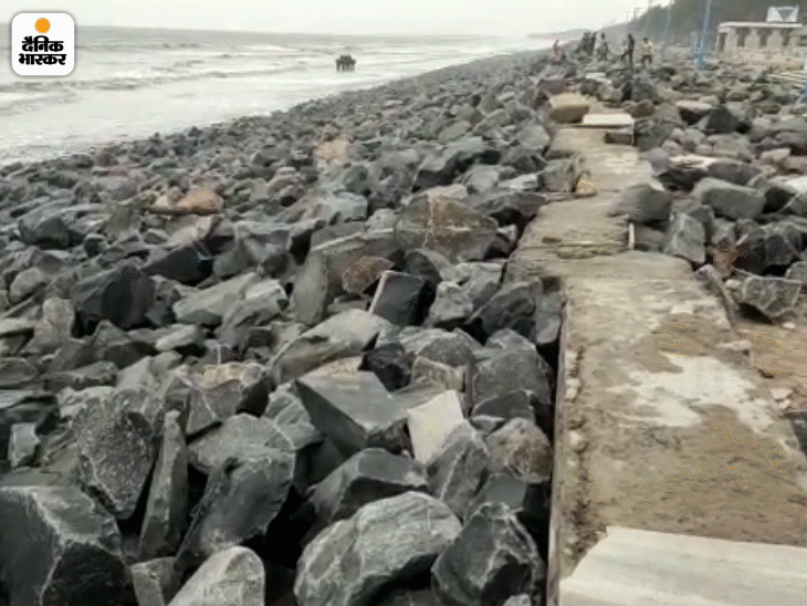 Photos । Yaas Cyclone । Destroys Many Part Of Digha । Howrah & East medinipur | तहस-नहस हुआ लाखों टूरिस्ट का पसंदीदा स्पॉट दीघा, 124 साल पुराने बेलूर मठ में घुसा नदी का पानी 5 दीघा बीच के किनारे पर पर्यटकों के बैठने के लिए ये पट्टी बनाई गई थी, जो तूफान की वजह से टूट गई है।