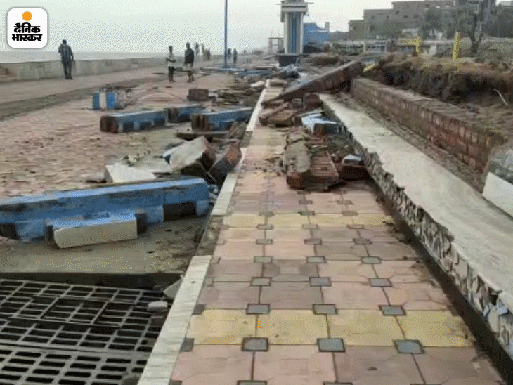Photos । Yaas Cyclone । Destroys Many Part Of Digha । Howrah & East medinipur | तहस-नहस हुआ लाखों टूरिस्ट का पसंदीदा स्पॉट दीघा, 124 साल पुराने बेलूर मठ में घुसा नदी का पानी 6 दीघा की होटलों में ठहरने वाले पर्यटक इस फुटपाथ पर सुबह-सुबह जॉगिंग किया करते थे। यास तूफान ने इसे तहस-नहस कर दिया है।
