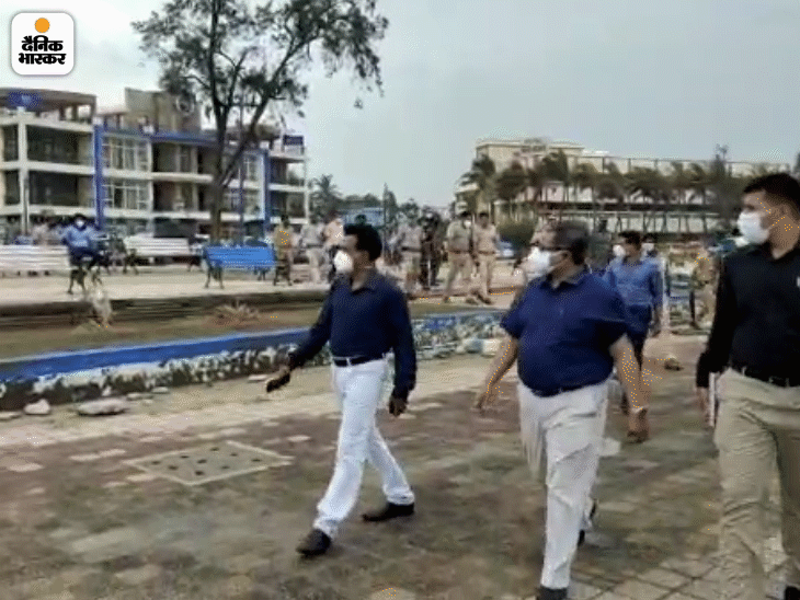 Photos । Yaas Cyclone । Destroys Many Part Of Digha । Howrah & East medinipur | तहस-नहस हुआ लाखों टूरिस्ट का पसंदीदा स्पॉट दीघा, 124 साल पुराने बेलूर मठ में घुसा नदी का पानी 7 तूफान से हुई बर्बादी के बाद हुए नुकसान का मुआयन करते स्थानीय प्रशासन के अधिकारी।