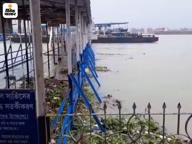 Photos । Yaas Cyclone । Destroys Many Part Of Digha । Howrah & East medinipur | तहस-नहस हुआ लाखों टूरिस्ट का पसंदीदा स्पॉट दीघा, 124 साल पुराने बेलूर मठ में घुसा नदी का पानी 8 फोटो कोलकाता के हावड़ा में बने बेलूर मठ की है। ये जेटी कोलकाता पोर्ट ट्रस्ट की तरफ से बनाई गई थी, जिसे तूफान से काफी नुकसान पहुंचा है।