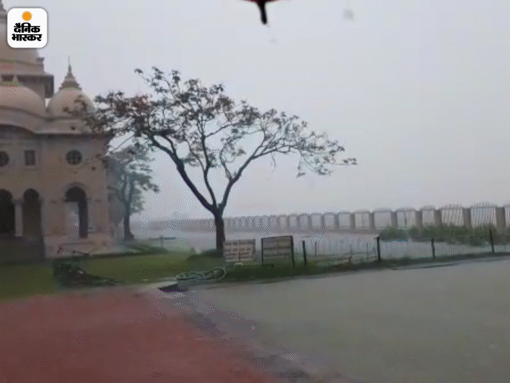 Photos । Yaas Cyclone । Destroys Many Part Of Digha । Howrah & East medinipur | तहस-नहस हुआ लाखों टूरिस्ट का पसंदीदा स्पॉट दीघा, 124 साल पुराने बेलूर मठ में घुसा नदी का पानी 9 1897 में स्वामी विवेकानंद ने बेलूर मठ की स्थापना की थी। तूफान की वजह से इसके परिसर में पानी भर गया है।