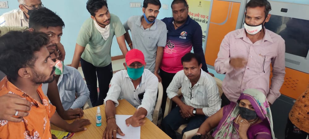 Village Panchayat surrounded for hours, villagers attacked ...