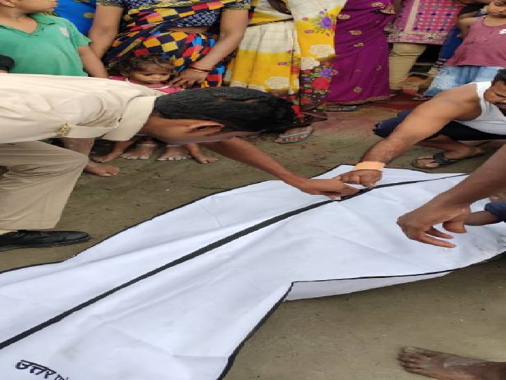 Kushinagar में बिजली गिरने से युवक की मौत: खेत में काम करते वक्त गिरी बिजली, मौके पर ही दर्दनाक मौत Kushinagar में बिजली गिरने से युवक की मौत: खेत में काम करते वक्त गिरी बिजली, मौके पर ही दर्दनाक मौत