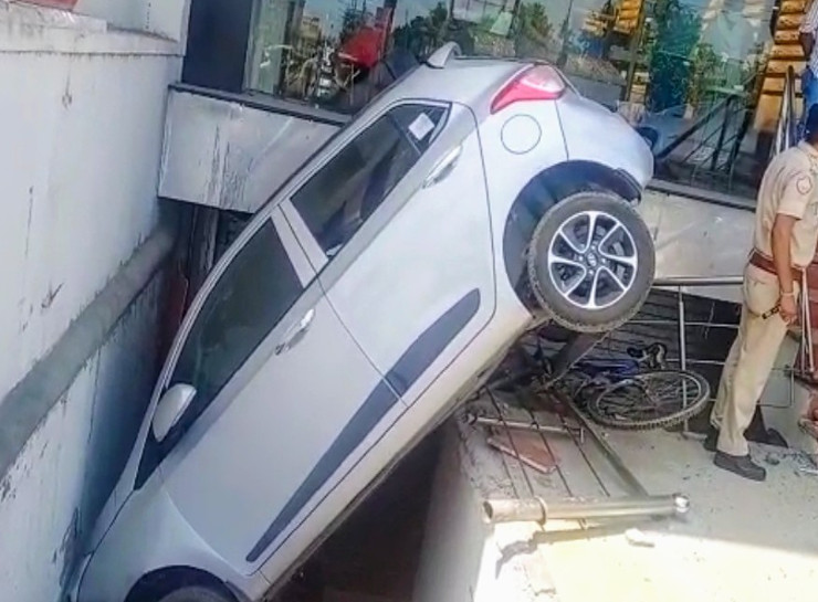 uncontrolled car collided with four cars while running in reverse gear