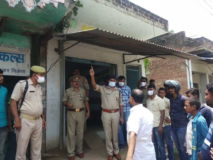 Robbery in mini branch of Indian Bank in Sonbhadra | 3 बाइक सवार इंडियन बैंक  की मिनी ब्रांच से 1.17 लाख रुपए लेकर फरार, पुलिस CCTV खंगाल कर रही बदमाशों  की तलाश - Dainik Bhaskar