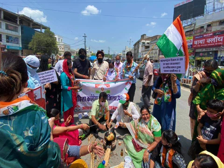 महंगाई के खिलाफ सड़क पर उतरी कांग्रेस: उदयपुर में कांग्रेसी कार्यकर्ताओं ने चूल्हा-चौकी कर जताया विरोध, कहां "नो मोर मोदी सरकार"