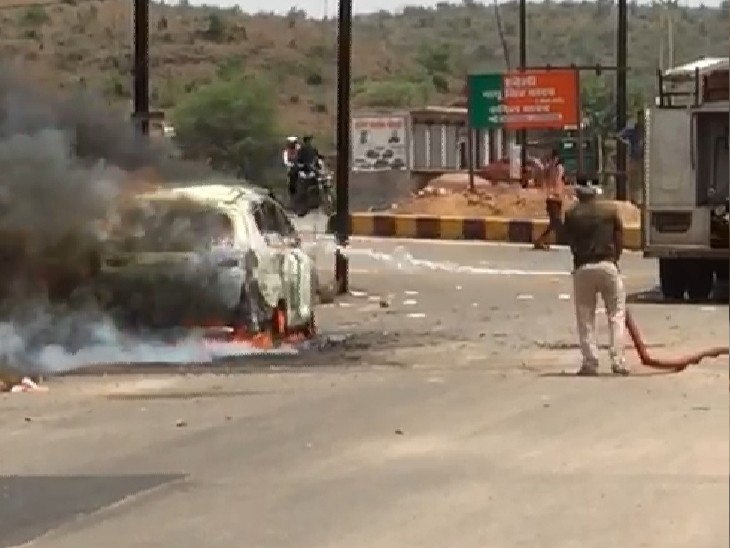A sudden fire broke out in the car on Sirol Road, passersby broke the ...