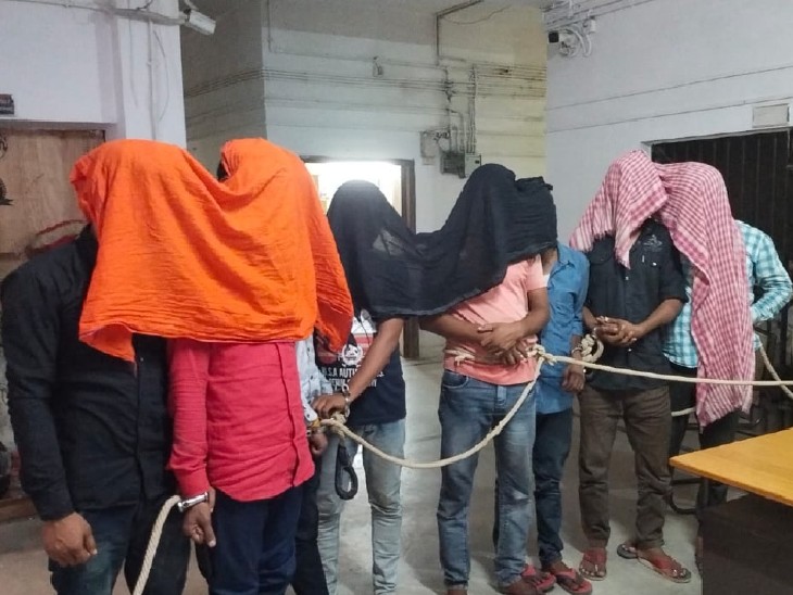 बक्सर में पुलिस की गिरफ्त में 8 चोर: पुलिस ने अंतर जिला चोर गिरोह का किया पर्दाफाश, 2 स्कॉर्पियो, 9 मोबाइल और ज्वेलरी भी बरामद