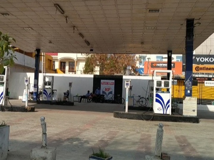 लगातार बढ़ रहे पेट्रोल डीजल के दाम, पेट्राेल 111 के पार, डीजल 102.78 रुपए प्रति लीटर - Dainik Bhaskar