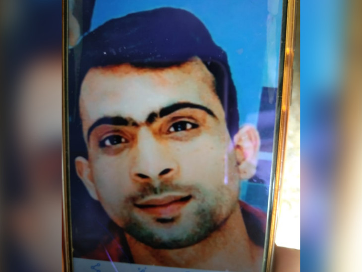 A young man was stabbed to death in broad daylight on Murlidhar Vyas