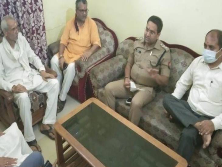 निकास द्वार से प्रवेश पर प्रतिबंध लगाने के साथ ही वाहनों को पचास मीटर पर रोकने का निर्णय किया गया। - Dainik Bhaskar