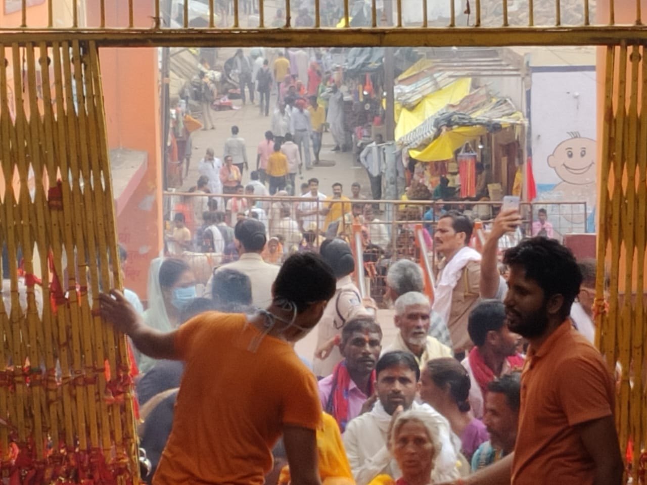 तस्वीर कामतानाथ मंदिर परिसर की है। यहां भीड़ देखकर ही अंदाजा लगाया जा सकता है कि आस्था का ये सैलाब कोरोना का सुपर स्प्रेडर बन सकता है।