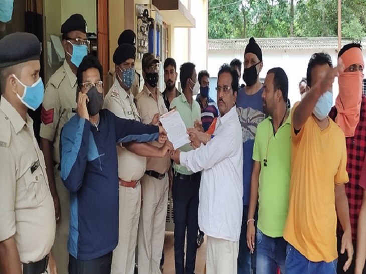 भाजपा ने झंडे के अपमान की शिकायत बालोद एसपी को सौंपी है।