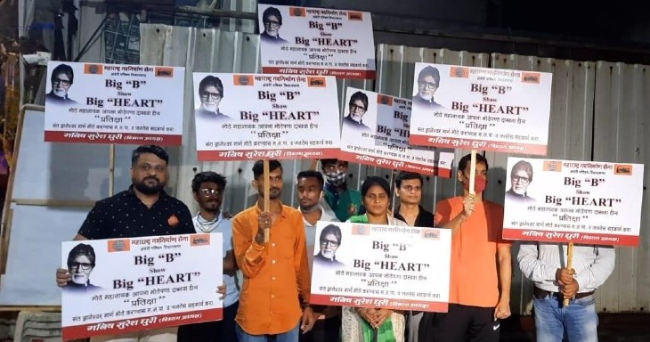 पोस्टर लगाने वाले मनसे नेता ने अपने समर्थकों के साथ प्रोटेस्ट भी किया है।