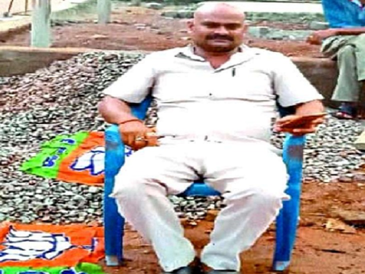 भाजपा का झंडा पैरों के पास रखना विवाद का कारण बन गया है। कार्यकर्ताओं ने सड़क पर उतरकर प्रदर्शन किया और उनकी गिरफ्तारी की मांग की है।