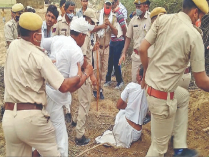 लात मारने के बाद आक्रोशित किसानों को पुलिस ने मौके से हटाया।