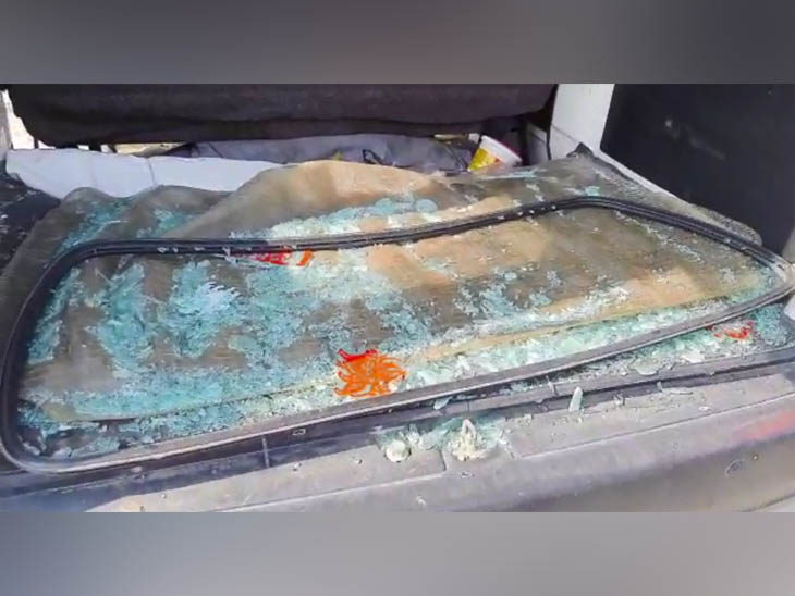 कैथल की भाटों वाली कॉलोनी में किन्नरों के टकराव में गाड़ी में हुई तोड़फोड़ के बाद बिखरा कांच। - Dainik Bhaskar