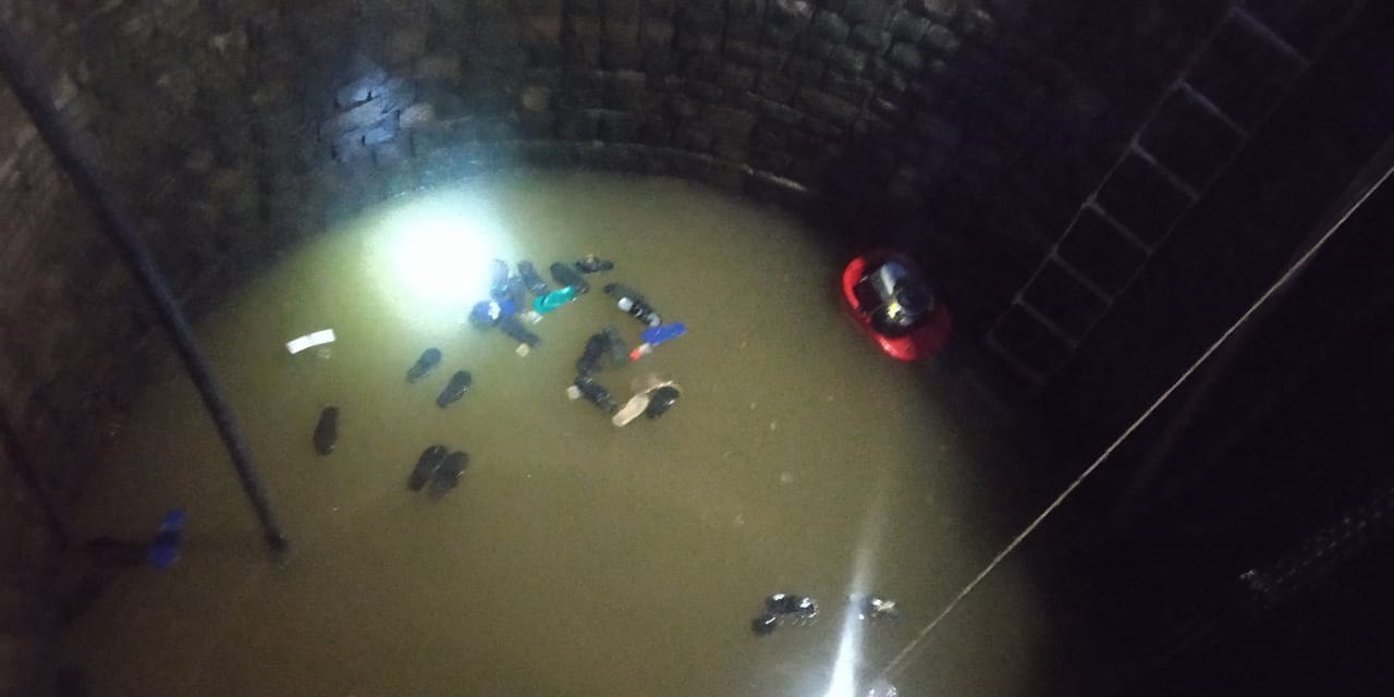 कुएं में लोगों के चप्पल और जूते हादसे की गवाही दे रहे हैं।