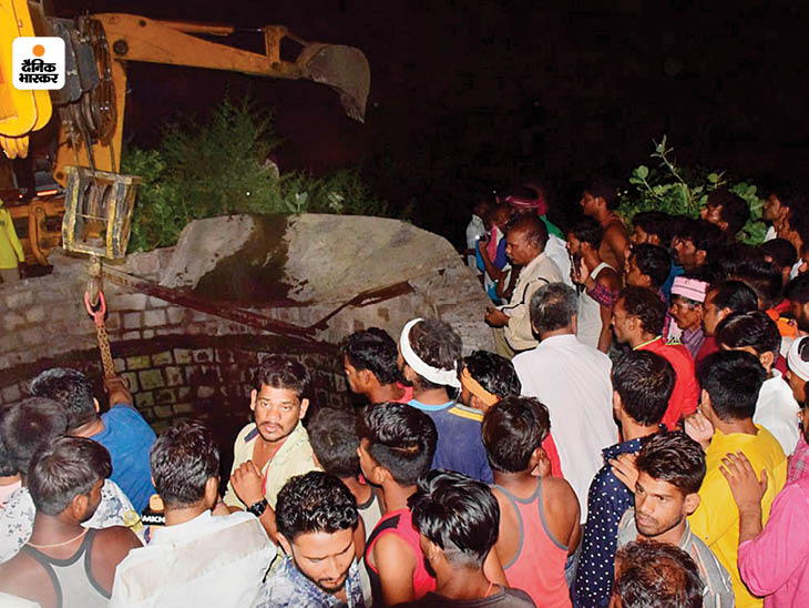 घटनास्थल के पास रातभर लोगों की भीड़ जुटी रही, वे राहत कार्य में मदद भी कर रहे थे।