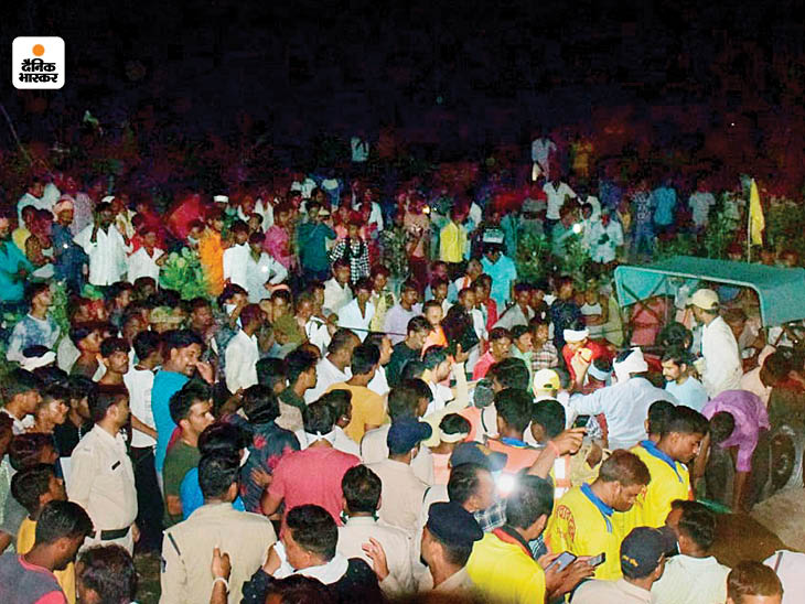 मौके पर भीड़ से कोविड प्रोटोकाॅल की धज्जियां उड़ीं। हर कोई परेशान और दुखी था।