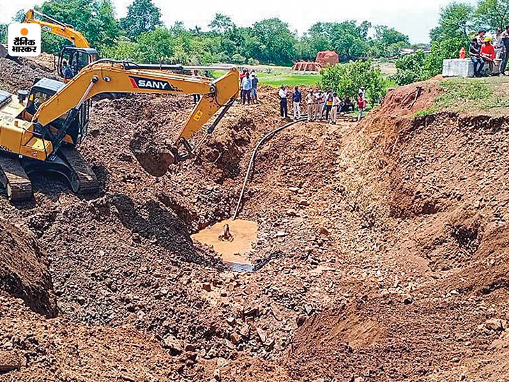 कुएं के पास जेसीबी से 40 फीट तक मिट्टी हटाकर रेस्क्यू की कोशिश की गई।
